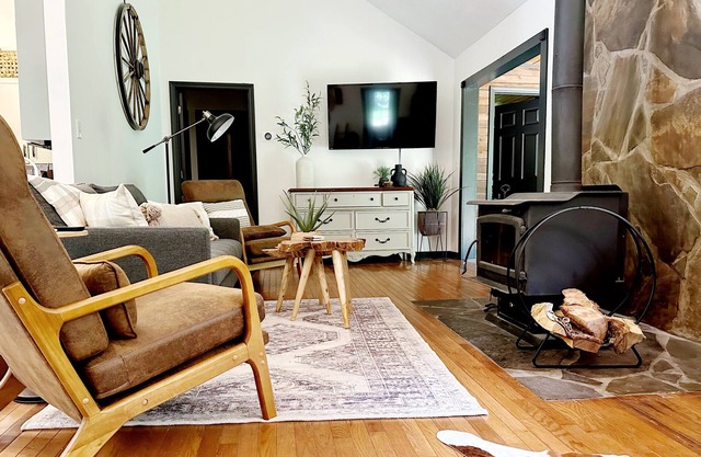 Creek front cabin on 3+ acres with private mini waterfalls, fire pit & game nook