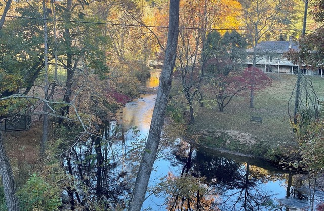 Creek Front. Charming 2-bedroom log home with WiFi, AC in lovely Franklin