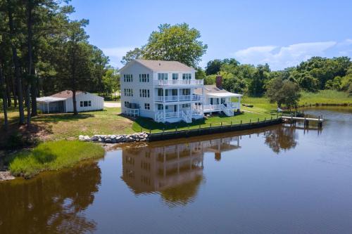 Creek House - Waterfront Oasis on Holden