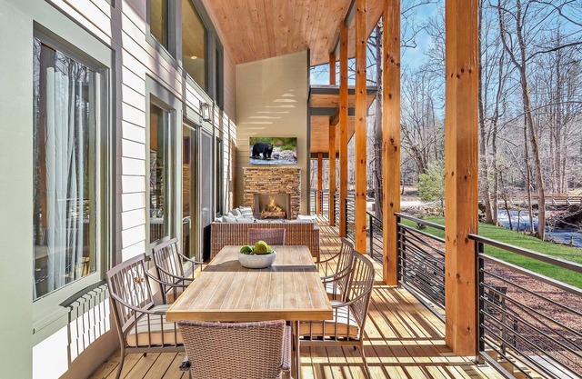 Creek's Corner ~ 3BR Creekside Retreat ~ Fire Pit ~ Hot Tub