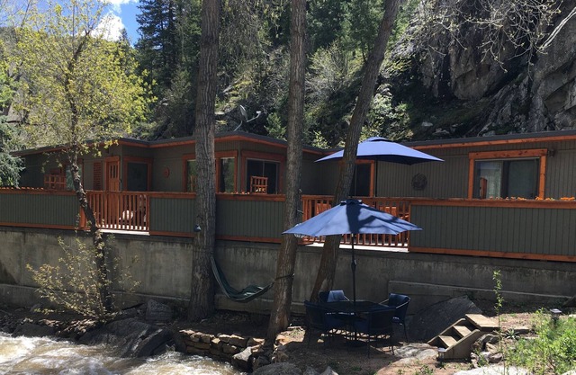 Creek side Home less than 10 minutes from Boulder