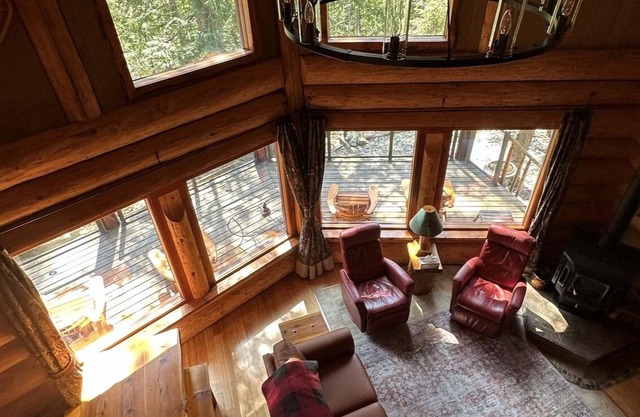Creek side log cabin in the woods -dog friendly
