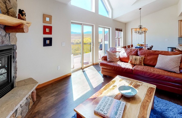 Creek-Side Mountain Townhouse with 180° View and Fireplace - Near Winter Park
