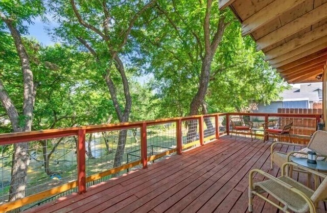 Creek side Treehouse