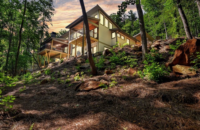 CREEK VIEWS!!! 5BR Mountain Modern Luxury on the water! Must See!