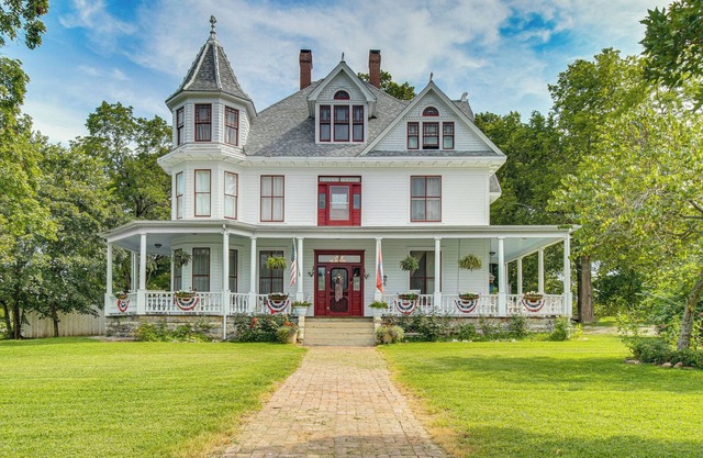 Creekfront Yellville Manor w/ Parlors & Fire Pit!