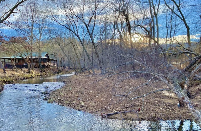 Creekside accommodations near Mt. View - Pet Friendly and a kids paradise