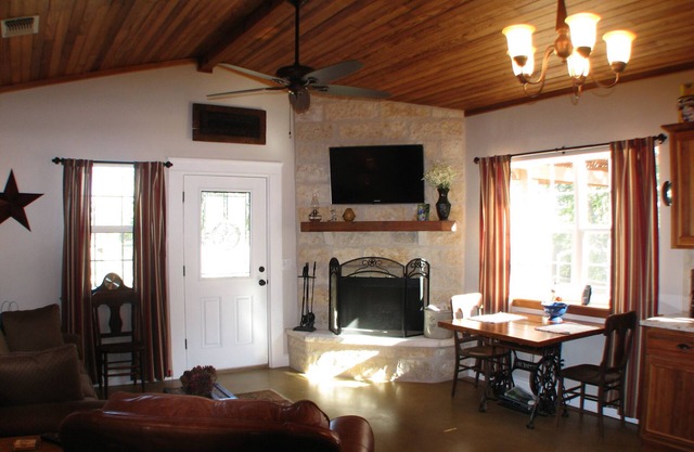 Creekside Barn liegt am Bear Creek nur wenige Minuten von Fredericksburg