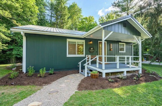 Creekside bungalow with a hot tub, walking distance to downtown Nashville