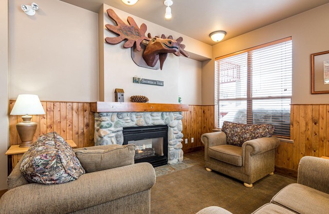 Creekside condo close to Tube Town & skating pond, gas fireplace, full kitchen