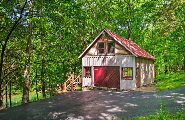 Creekside Cabin about 10 Mi from Bowling Green!