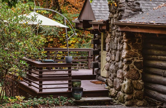 Creekside Cabin: Log Cabin Getaway on the Creek w/ NEW Firepit