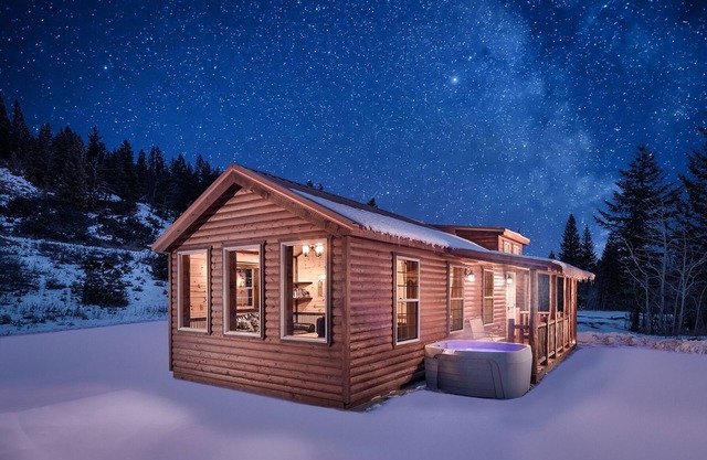 Creekside Cabin - Cute Log Cabin on Big Timber Creek in the Crazy Mountains!!