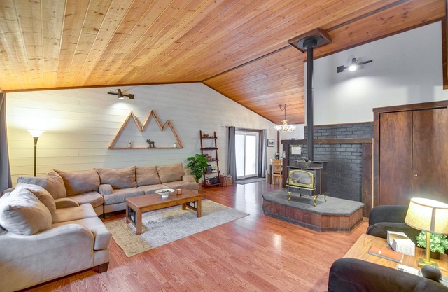 Creekside Cabin: Easy Access to i-70 & Slopes!