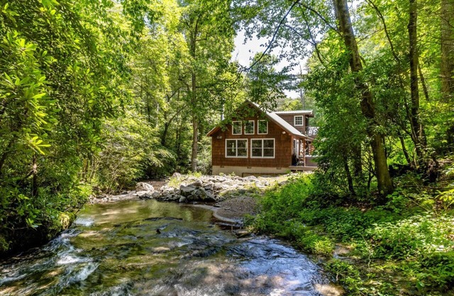 Creekside Cabin, Waterfront/Hot Tub/Pet-Friendly