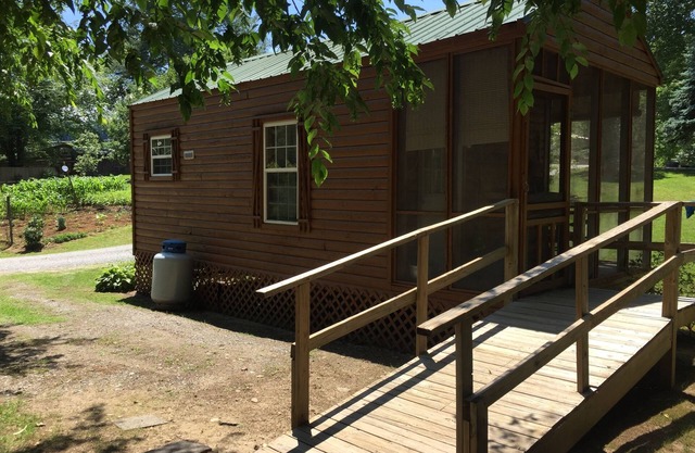 CREEKSIDE CABINS - CHIPMUNK