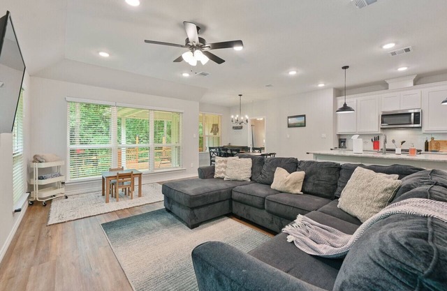 Creekside Cottage ~ Aggieland Vacation Rentals