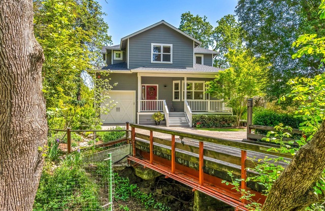 Creekside Cottage ~ Gorgeous cottage just 3 blocks from the Historic Sonoma Plaz