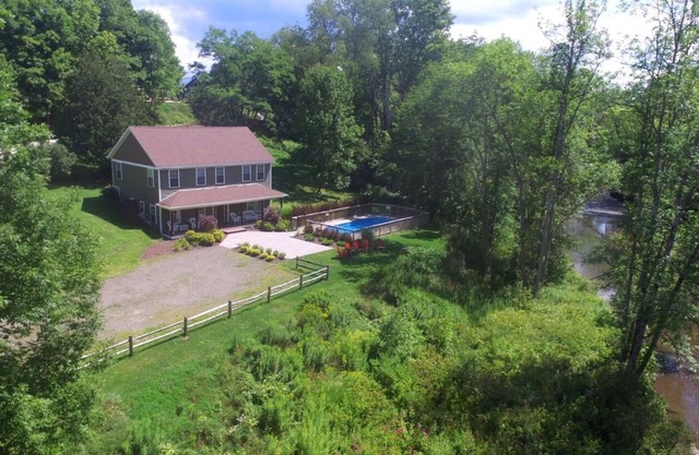 Creekside Cottage - Sleeps 10 - Heated Pool!