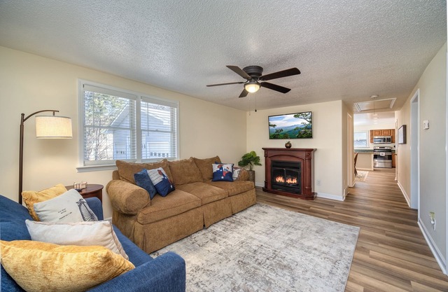 Creekside Cottage only 1 Mile from Pisgah National Forest!