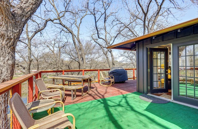 Creekside Cottage w/ Deck & Hot Tub in Belton