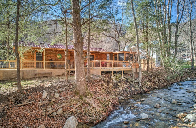 Creekside Cottage w/ hot tub, fire pit, fishing