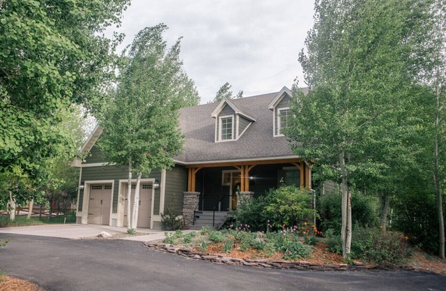 "Creekside Cottage" w/ Rustic Cabin (Sleeps 25)