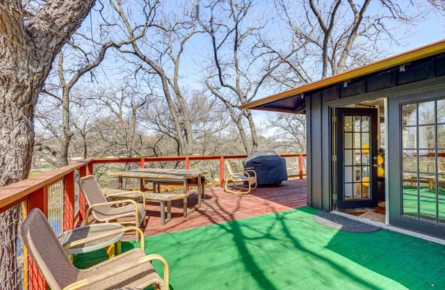 Creekside Cottage with Deck and Hot Tub in Belton