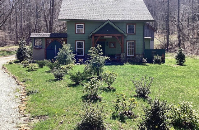 Creekside Cottage Quaint English cottage on 11 acres w/pond & 2 creeks