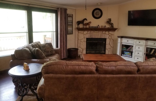 Creekside Country Retreat, Spacious country living on 1 acre in the country.