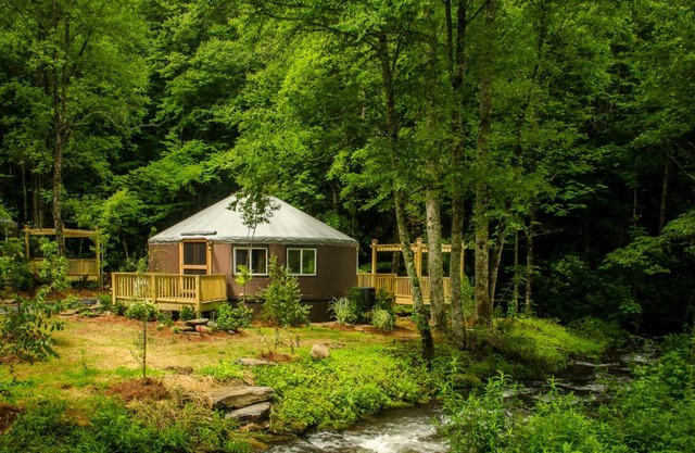 Creekside Cove Luxury Yurt w Hot Tub in Nantahala