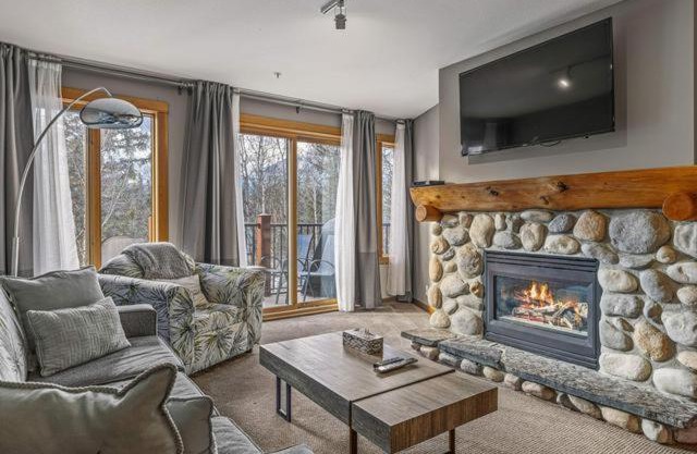 Creekside Downtown 2 Bedroom Condo managed by Little Sister Getaways