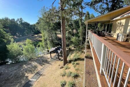 Creekside Dream Game Room Sleeps 12 bbq near town