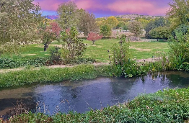 Creekside Farm Cottage Minutes from Sedona!