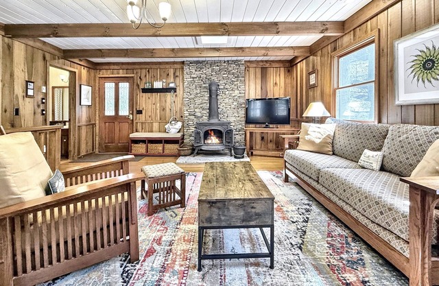 Creekside,firepit,wood stove,family&dog friendly,covered deck dining