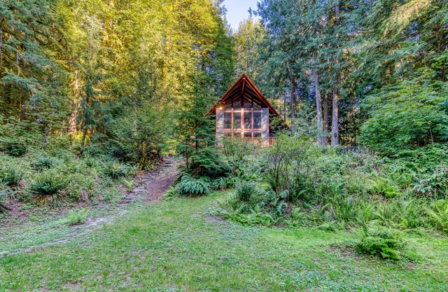 Creekside Home w / privaten Whirlpool, tolle Terrasse und tolle Aussicht auf die Wälder!