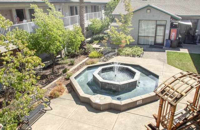 Creekside Inn & Suites