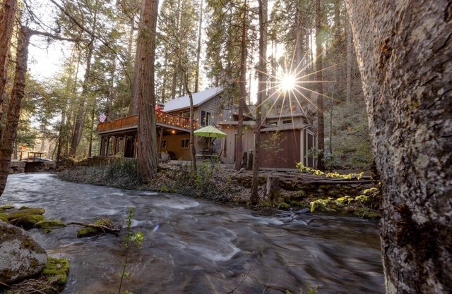 Creekside Lodge Nestled in the Woods with Al Fresco Dining