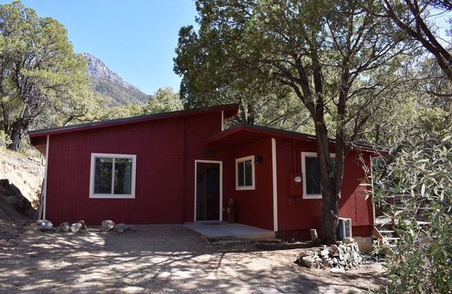 Creekside Madera Canyon Cabin close to Trailheads for hiking and birdwatching