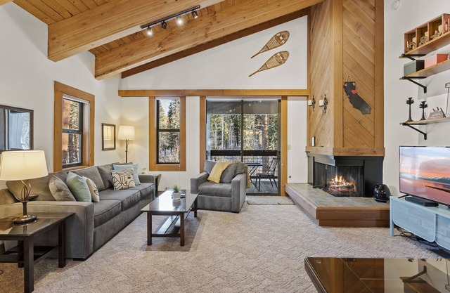 Creekside Escape, Fireplace, Balcony, Shared Pool/Hot Tub, Near Truckee Downtown