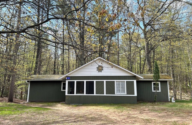 Creekside Oasis ~ Terrific 3-bedroom Cabin in Hazelhurst, Wisconsin