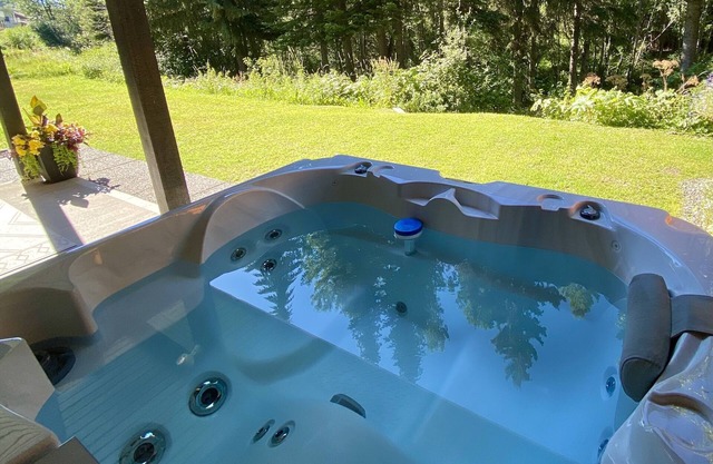 Creekside Oasis Retreat with private hot tub