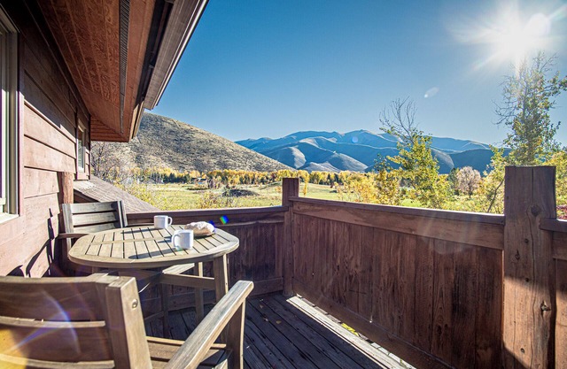 Creekside on Quigley - 3BD Private Home on trails + Hot Tub
