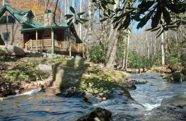Creekside-Luxury Log Cabin Rental on Creek, Fireplace, Hot Tub, Zipline, Rafting, Horseback Riding-Nantahala NC