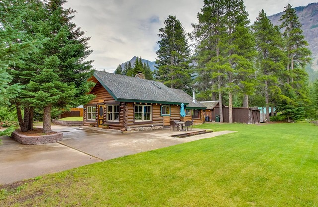 Creekside Silver Gate Getaway w/ Fireplace!