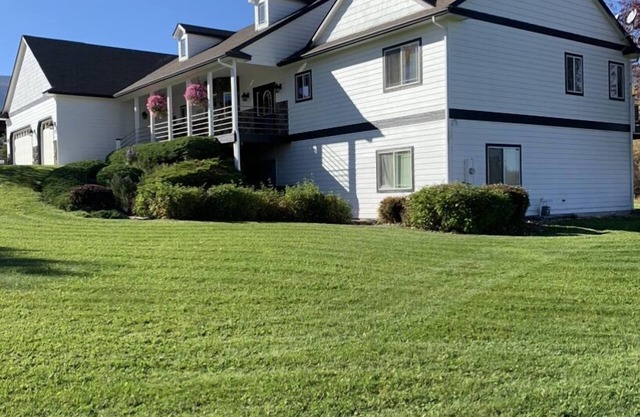 Creekside Tranquility, Spacious Home & Property Within 20 Minutes From Missoula