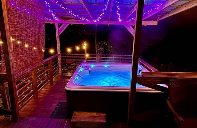 Creekside with views/jacuzzi/firepit/arcade