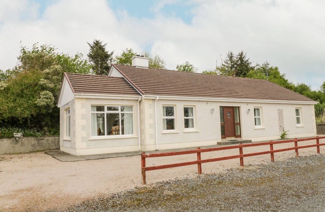 CREESLOUGH VIEW, pet friendly in Creeslough, County Donegal
