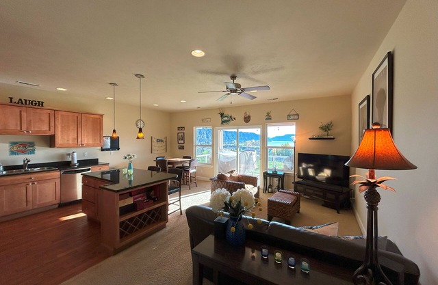 Crescent Bar Condo near Pool/Hot Tub. Golf Course/Columbia River view.