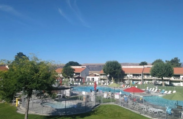 Crescent Bar Condo: On the river with Pool, Gorge shuttle/Wineries, AC
